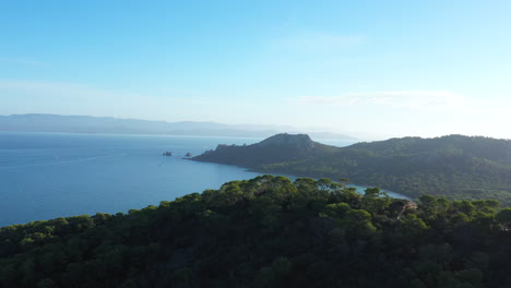Panoramablick-Auf-Die-Insel-Porquerolles,-Frankreich,-Cap-Medes,-Sonniges-Mittelmeer